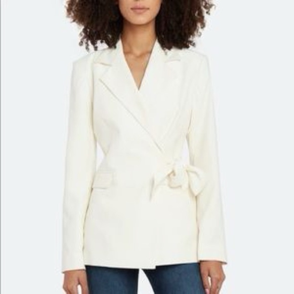 Chic Women's Cream Blazer